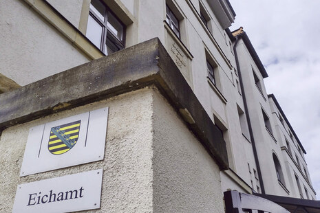 Auf dem Bild sieht man den Eingang zum Eichamt. Im Vordergrund ist dies durch ein Schild mit der Aufschrift Eichamt Chemnitz gekennzeichnet. 