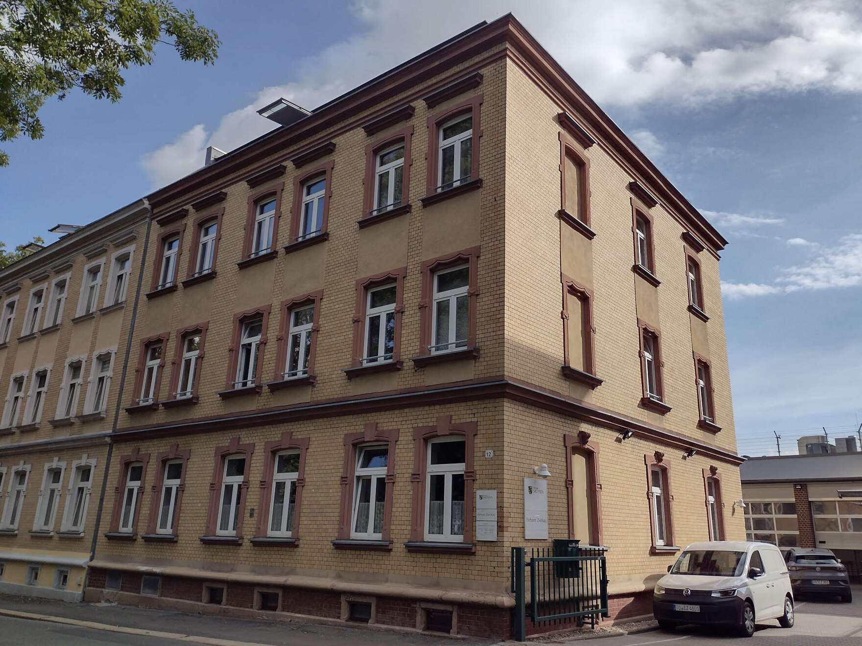 Auf dem Bild ist die Gebäudeansicht des Eichamtes Zwickau, Lutherstraße 12 zu sehen. 
