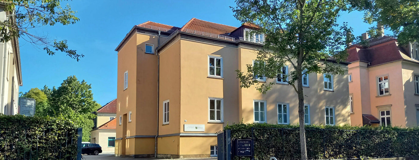 Gebäude der Eichdirektion und des Eichamtes Dresden (Ansicht von der Straße aus durch das geöffnete Tor der Einfahrt)