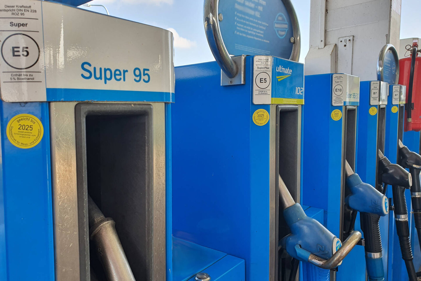 Eichamtlich gekennzeichnete Zapfsäulen an einer Tankstelle