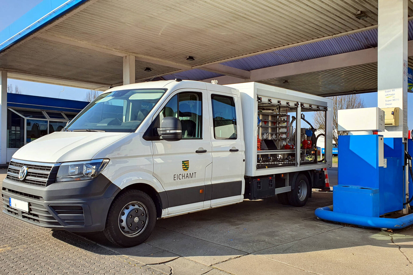 Eichamtsfahrzeug an einer Tankstelle