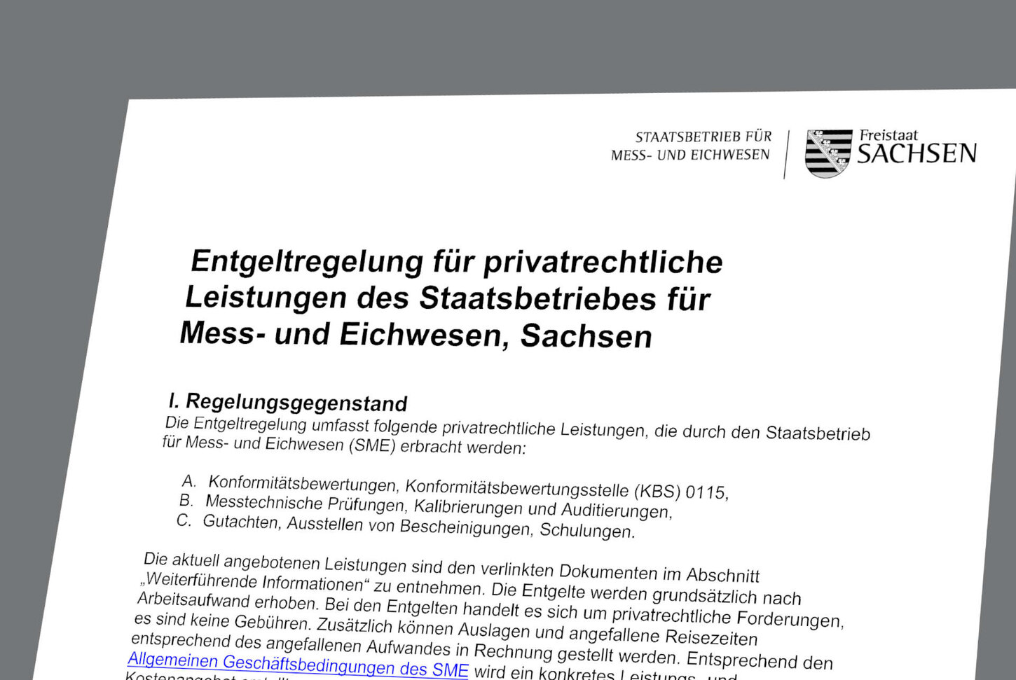 Draufsicht auf einen Ausschnitt des Dokumentes der Entgeltregelung des Staatsbetriebes für Mess- und Eichwesen. Zu erkennen sind das Logo mit Absenderfahne, die Überschrift und Abschnitt 1: Regelungsgegenstand