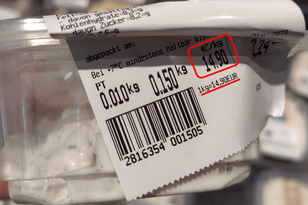 Etikett auf einer Schale Feinkostsalat im Supermarkt. Aufgedruckt ist unter anderem das Gewicht (0,150 Kilogramm), der Preis (14,90 € je Kilo) und der Prodruckpreis (2,24 €). Die zusätzliche Aufschrift 1 kg = 14,90 € ist rot unterstrichen.