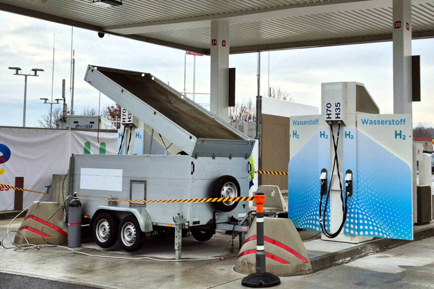 Eichung einer Wasserstoff-Zapfsäule: Prüfgerät steht an einer Tankstelle neben der Zapfsäule für Wasserstoff