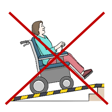 Eine Person sitzt in einem Rollstuhl. Sie fährt eine Rampe hoch, um eine Treppe zu überbrücken.