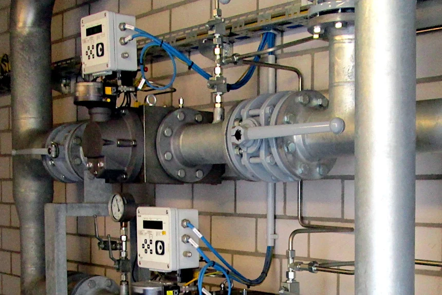 Mengenumwerter für Gas und Rohrleitungen an einer Kellerwand