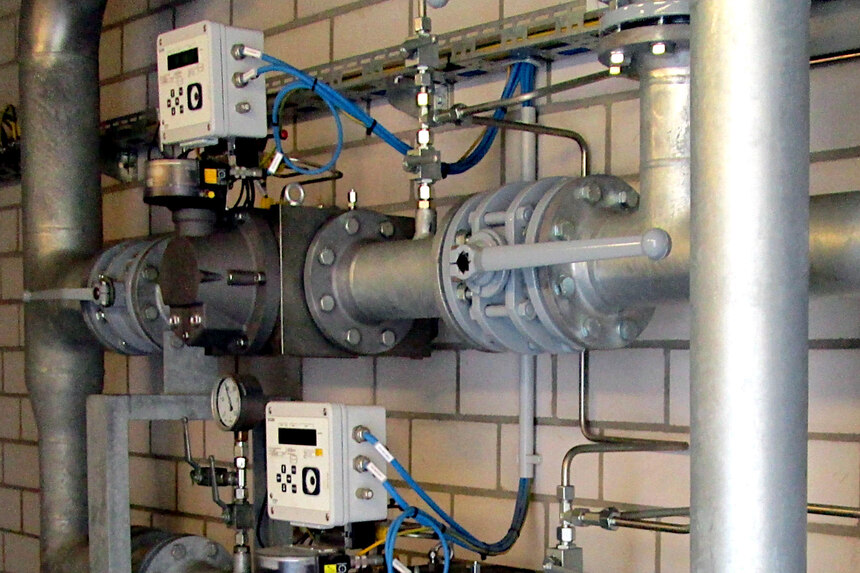Mengenumwerter für Gas Mengenumwerter für Gas und Rohrleitungen an einer Kellerwand
