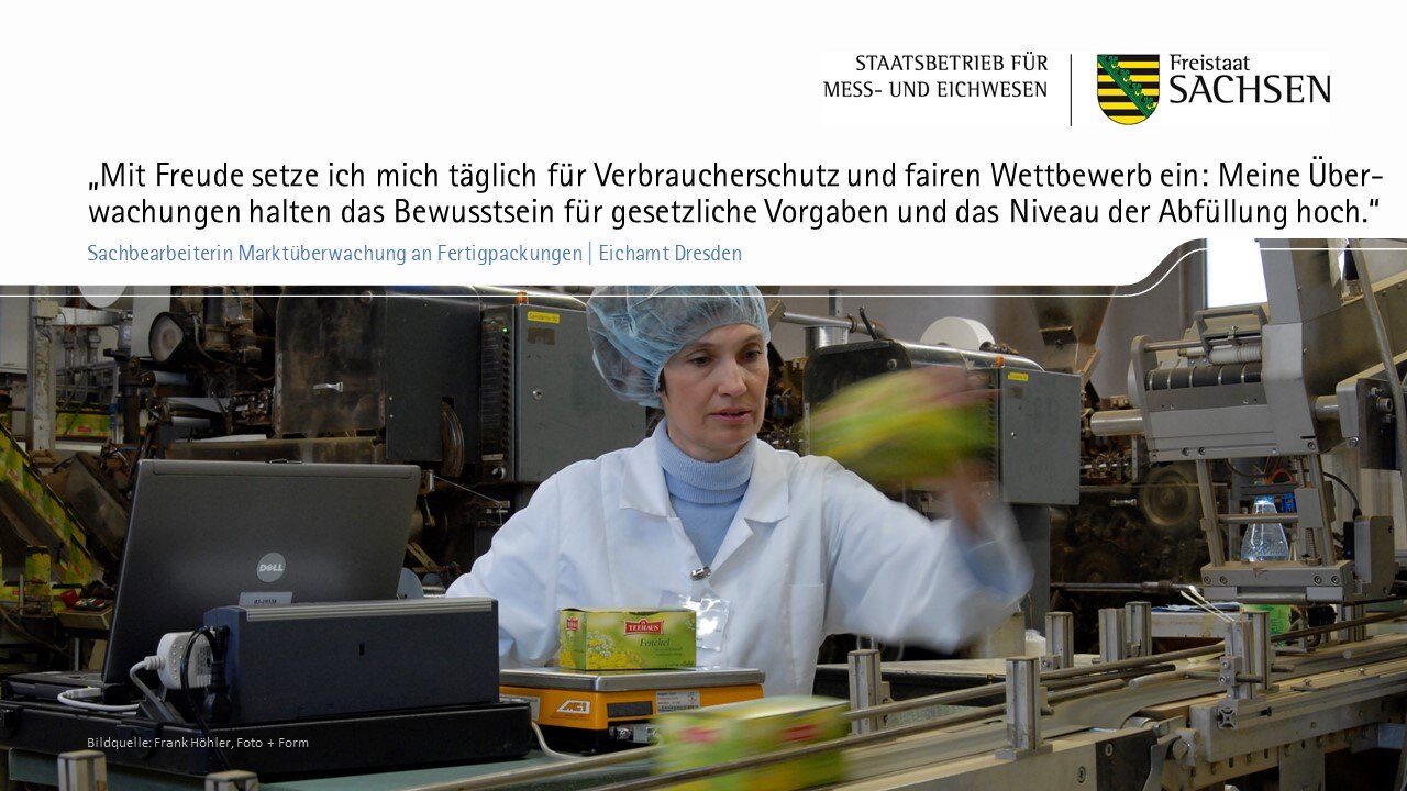Zitat: „Mit Freude setze ich mich täglich für Verbraucherschutz und fairen Wettbewerb ein: Meine Überwachungen halten das Bewusstsein für gesetzliche Vorgaben und das Niveau der Abfüllung hoch.“ Darunter wiegt eine Frau Fertigpackungen mit Tee nach.