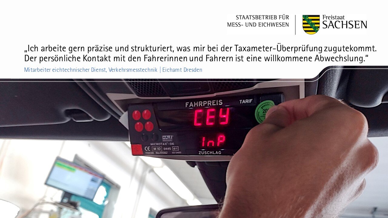 Zitat: „Ich arbeite gern präzise und strukturiert, was mir bei der Taxameter-Überprüfung zugutekommt. Der persönliche Kontakt mit den Fahrerinnen und Fahrern ist eine willkommene Abwechslung.“ Darunter klebt eine Hand ein Eichkennzeichen auf den Taxameter