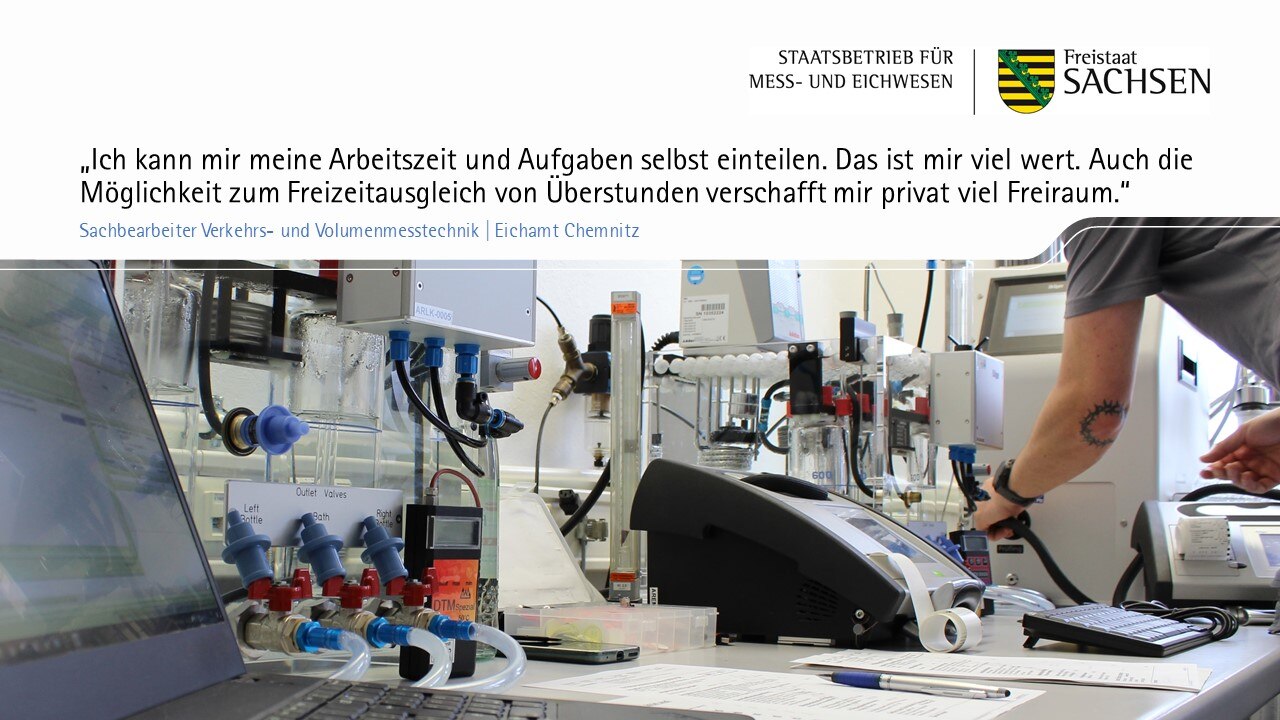 Zitat: „Ich kann mir meine Arbeitszeit und Aufgaben selbst einteilen. Das ist mir viel wert. Auch die Möglichkeit zum Freizeitausgleich von Überstunden verschafft mir privat viel Freiraum.“ Darunter sieht man einen Mann, der an Laborgeräten hantiert.
