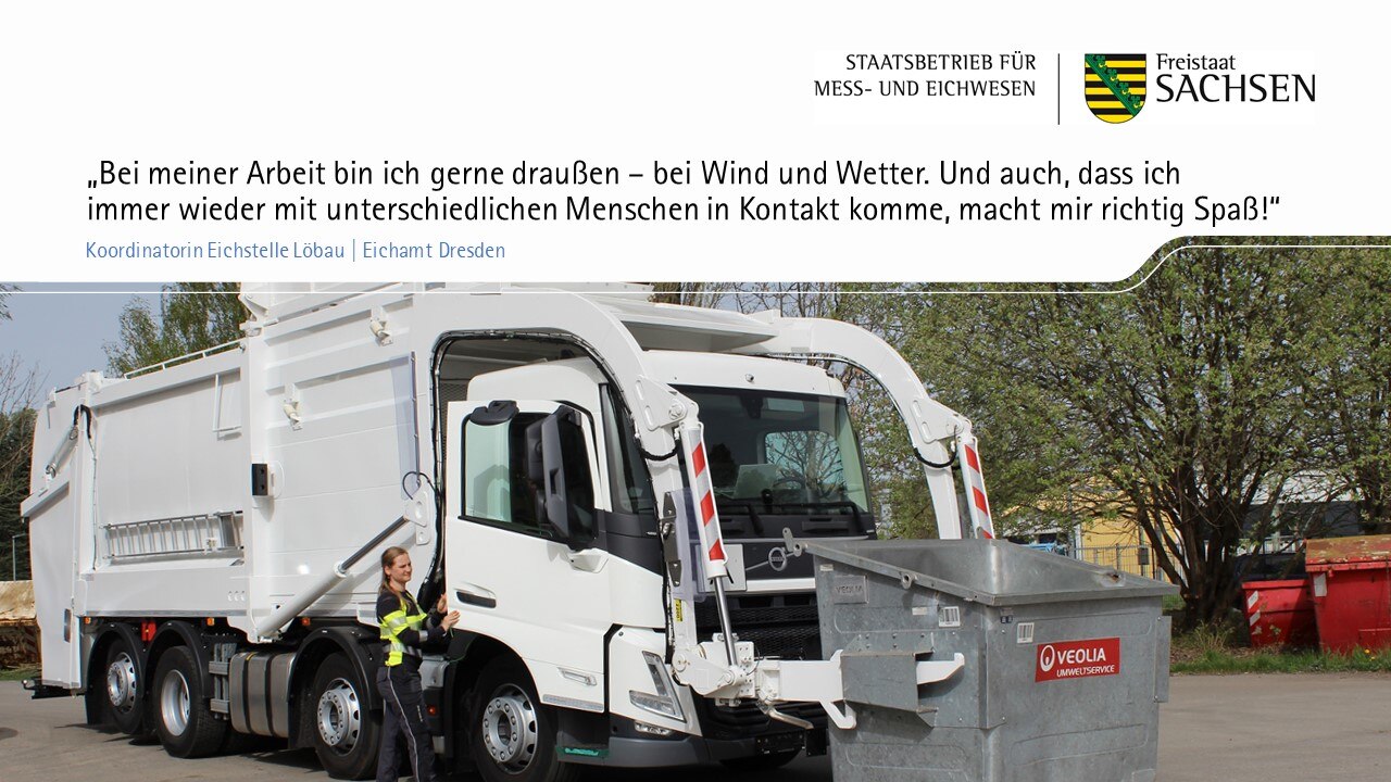 Zitat: „Bei meiner Arbeit bin ich gerne draußen – bei Wind und Wetter. Und auch, dass ich immer wieder mit unterschiedlichen Menschen in Kontakt komme, macht mir richtig Spaß!“ Darunter sieht man eine Frau, die aus einem Abfallsammelfahrzeug aussteigt.