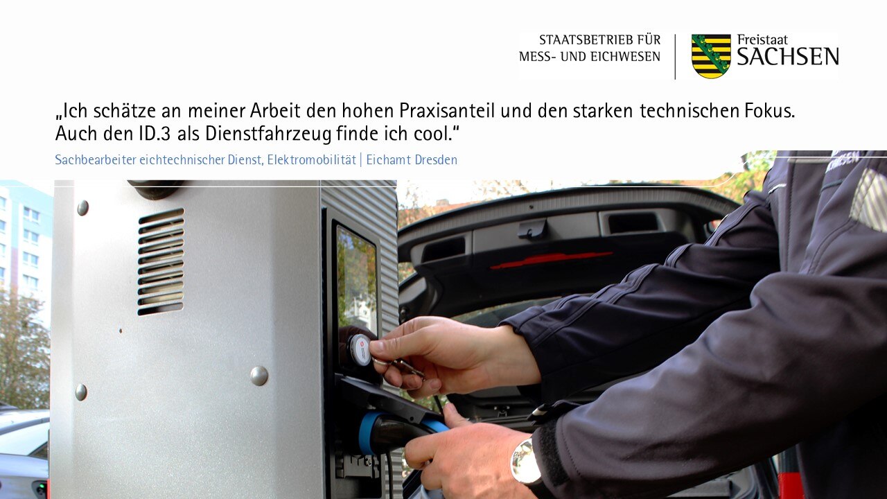 Zitat: „Ich schätze an meiner Arbeit den hohen Praxisanteil und den starken technischen Fokus. Auch den ID.3 als Dienstfahrzeug finde ich cool.“ Darunter sieht man, wie ein Mann sein E-Fahrzeug an die Ladesäule ansteckt.
