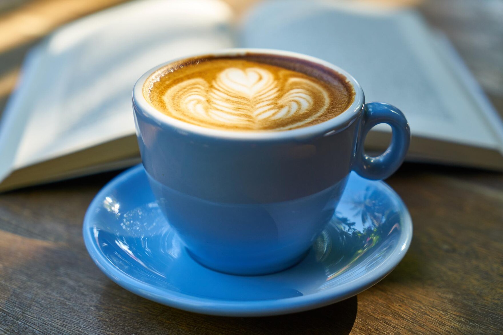 gefüllte blaue Kaffeetasse